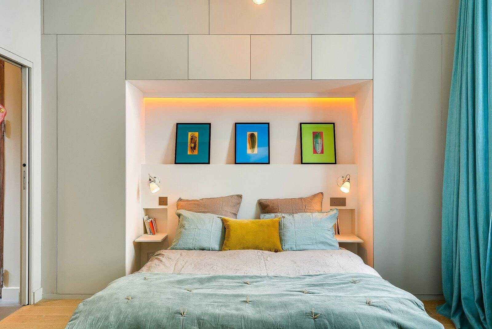 Оформление стены над кроватью в спальне - 60 фото идей