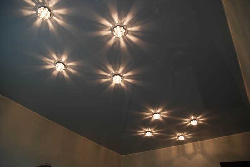Как красиво расположить лампочки на натяжном потолке на кухне фото