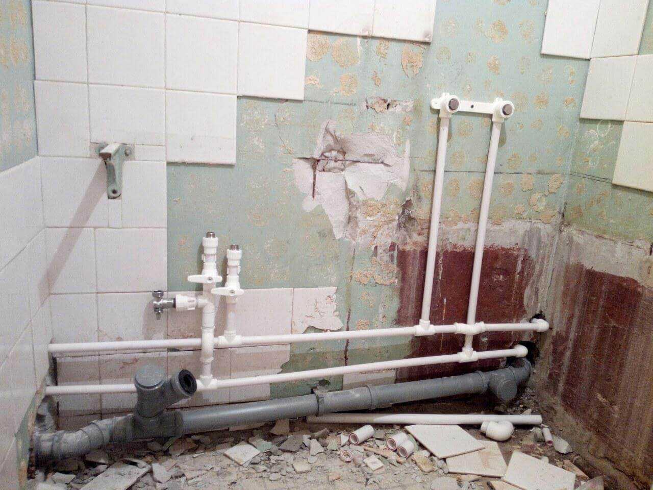 При ремонте ванной комнаты особое внимание нужно уделять системам канализации и водопровода, особенно в старых домах Они приходят в негодность после 25 лет