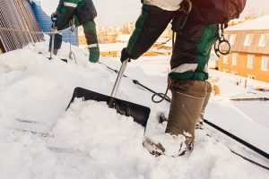 уборка снега с кровли промышленными альпинистами
